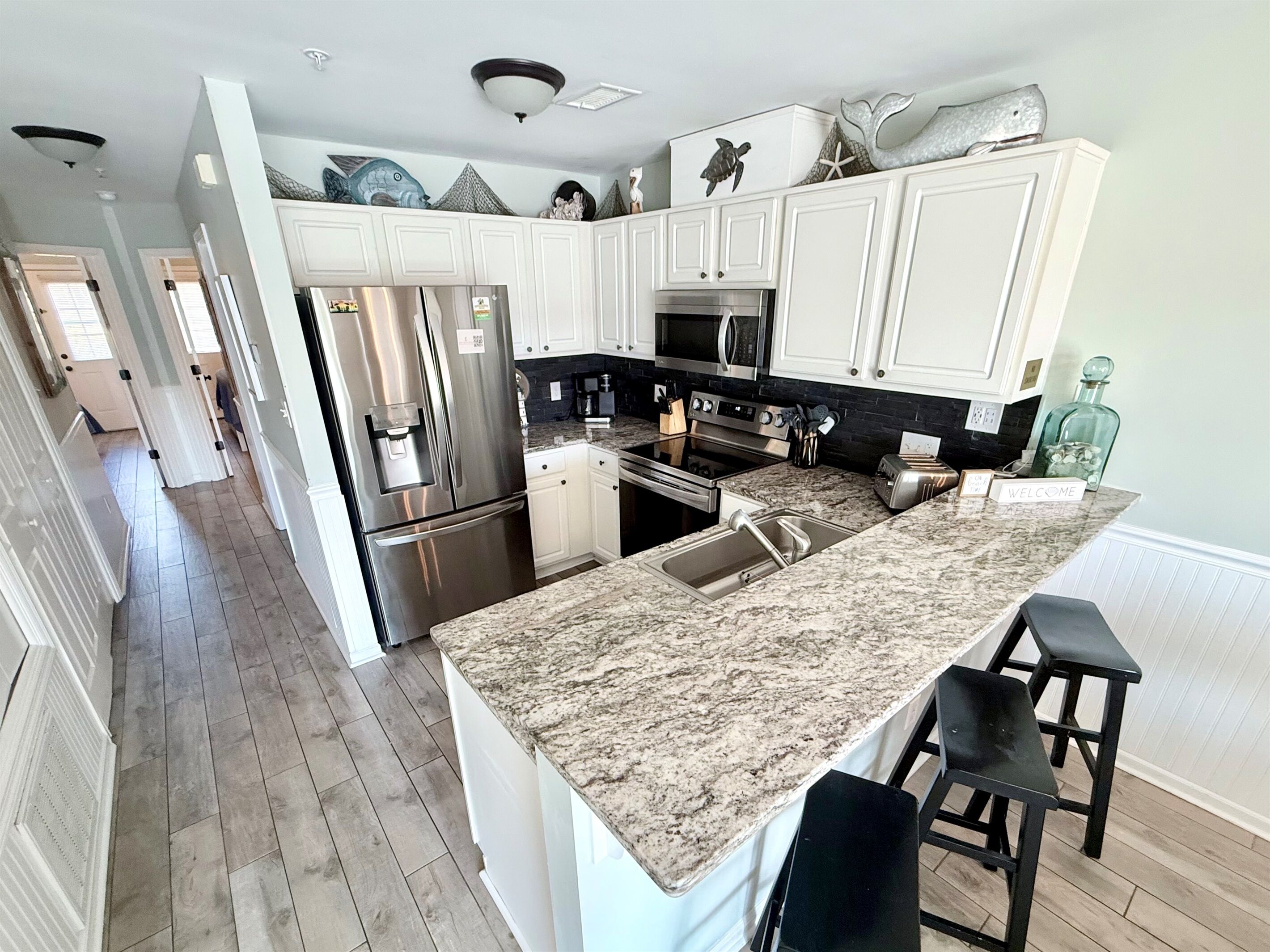 Kjøleskap, mikrobølgeovn, ovn og kokeplater