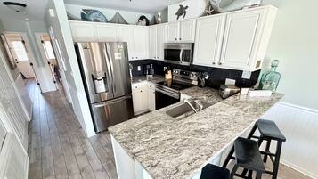 Kjøleskap, mikrobølgeovn, ovn og kokeplater