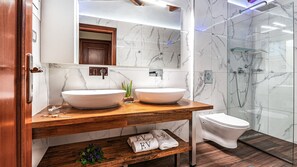 Ensemble douche/baignoire, sèche-cheveux, serviettes fournies, savon