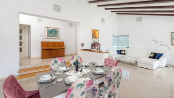 Villa (Luxury Villa) | Dining room