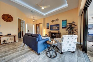 Smart TV, offices - Blue Lagoon | Pool | Spa | Lounge (Rotonda West)