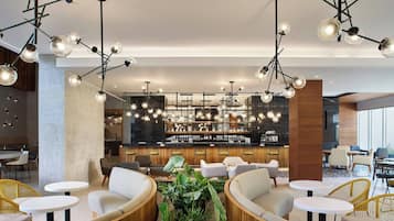 Der serveres morgenmad, frokost og lokale og internationale retter