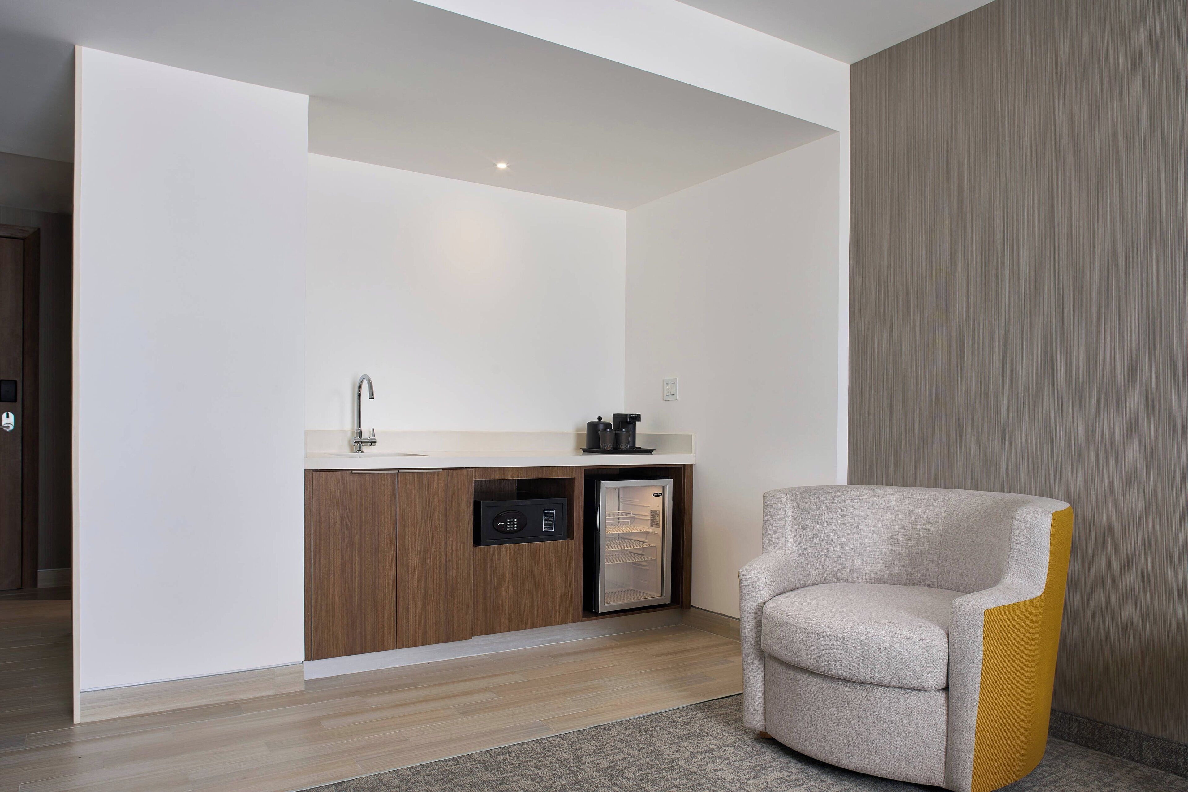 suite, 1 king bed with sofa bed, city view | bar (on property)