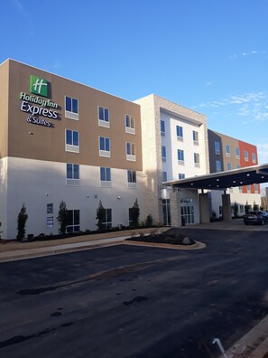 Property entrance - Holiday Inn Express & Suites Jackson by IHG (Jackson)