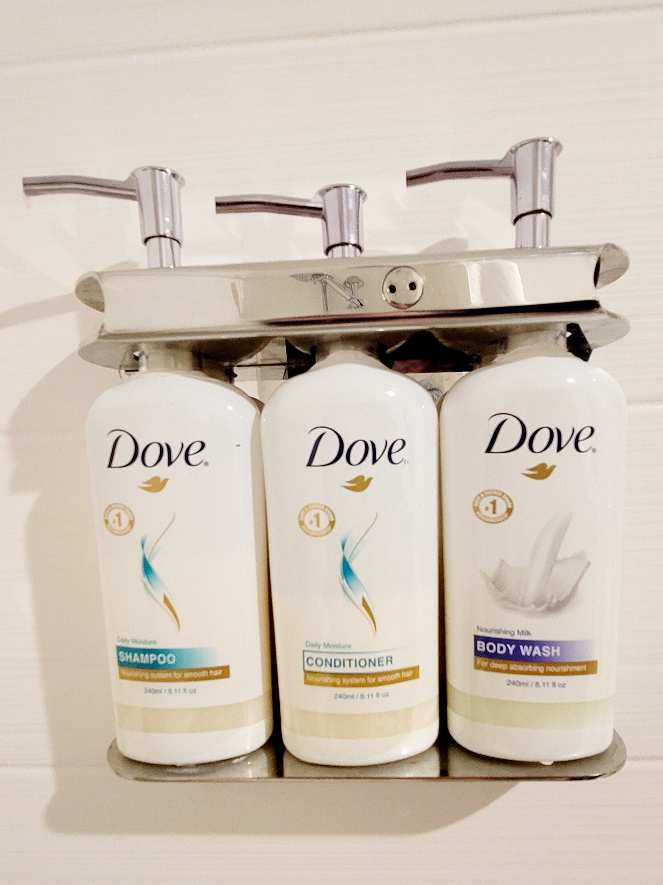 combined shower/bathtub, hydromassage showerhead, designer toiletries