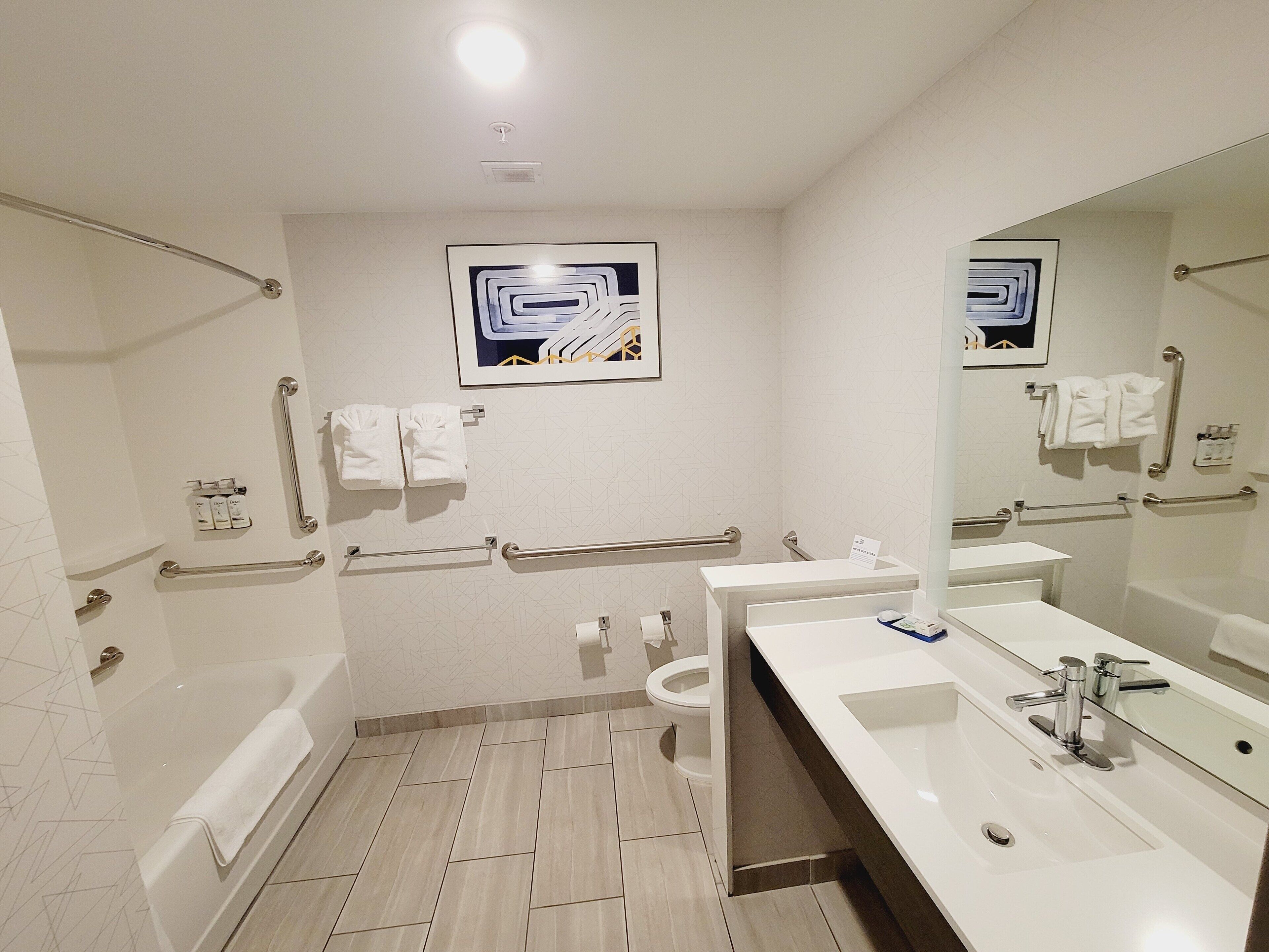 combined shower/bathtub, hydromassage showerhead, designer toiletries