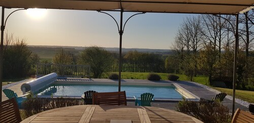 Charente idyllic setting, very quiet, heated swimming pool, sleeps 8