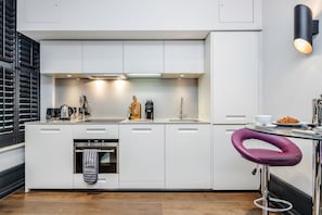 Estudio Deluxe | Cocina privada | Refrigerador, microondas, horno y lavavajillas 