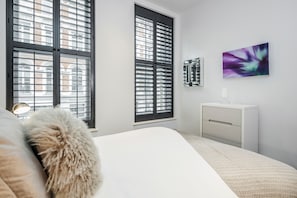 Departamento de diseñador | Caja de seguridad en la habitación y tabla de planchar con plancha 