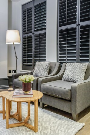 Deluxe Studio | Living room