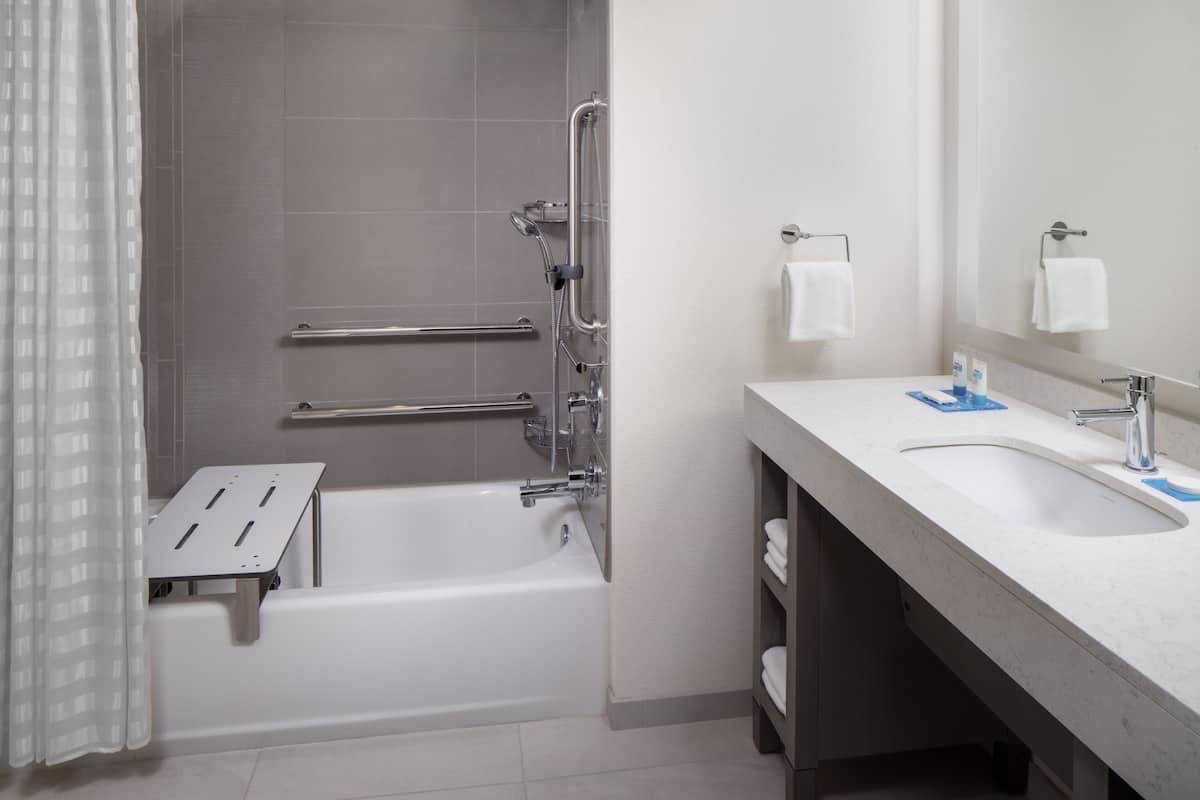 Un baño moderno con bañera, ducha y lavabo.