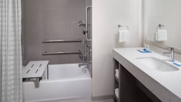 Ein modernes Badezimmer mit Badewanne, Dusche und Waschbecken.