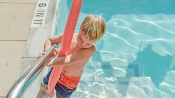 Utomhuspool, parasoller och solstolar