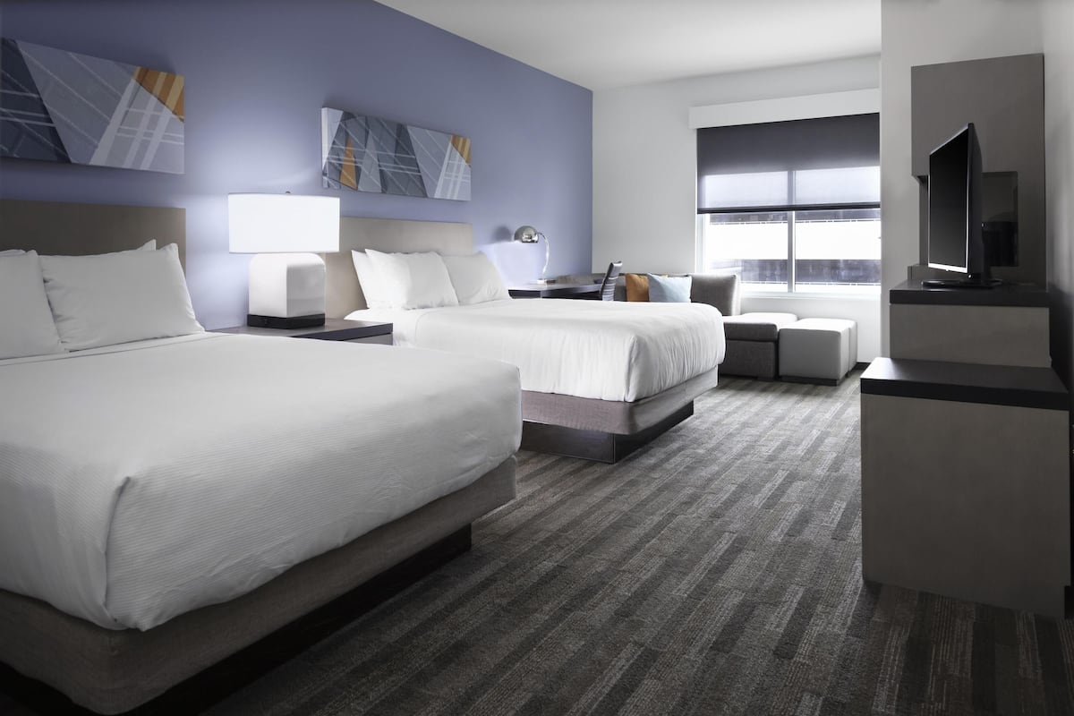 Habitación, 2 camas de matrimonio | Ropa de cama hipoalergénica, caja fuerte, escritorio