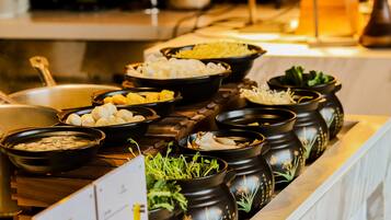 每日供應自助早餐 (每人 CNY100)