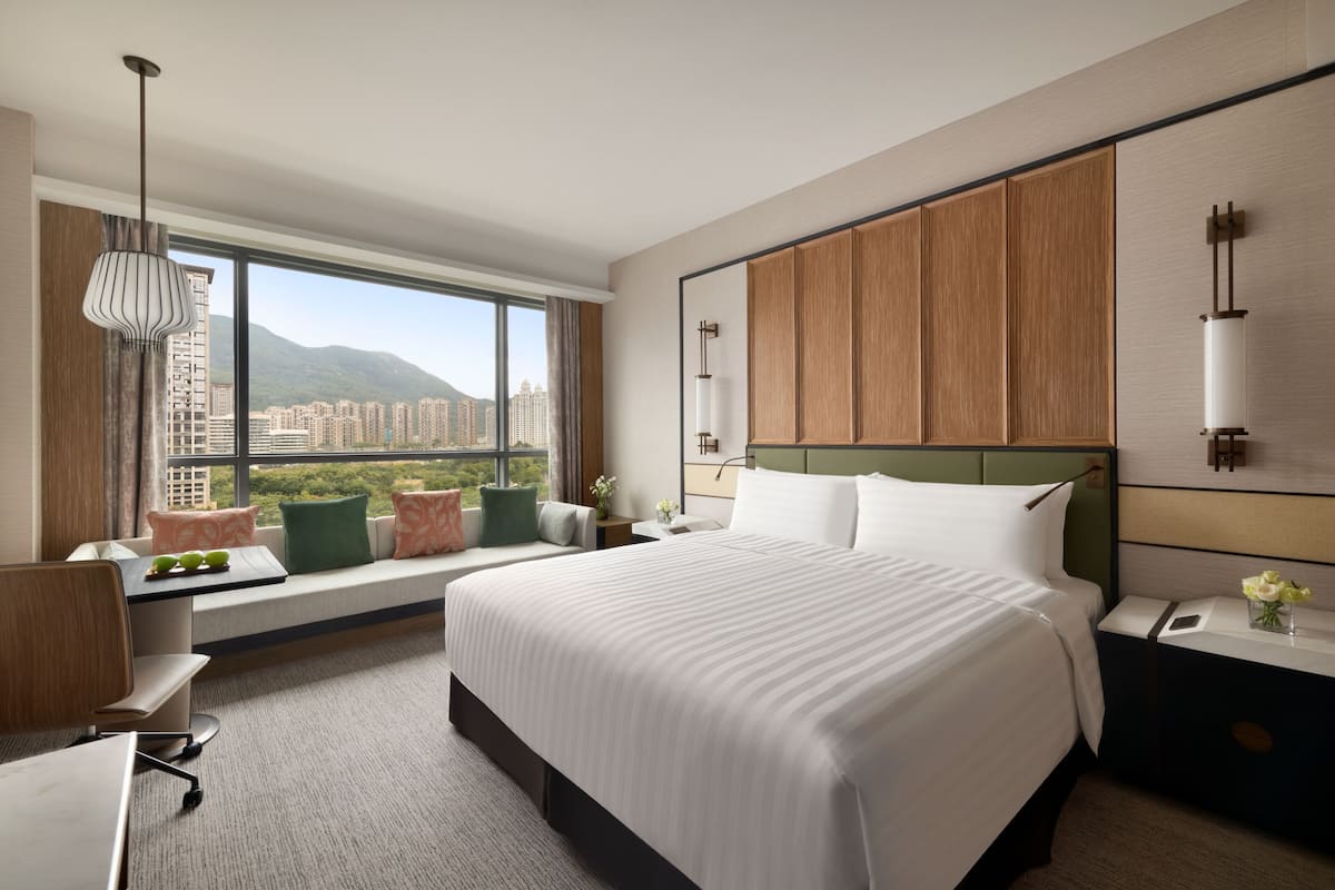 Deluxe kamer, 1 kingsize bed | Een minibar, een kluis op de kamer, individueel gemeubileerd, een bureau