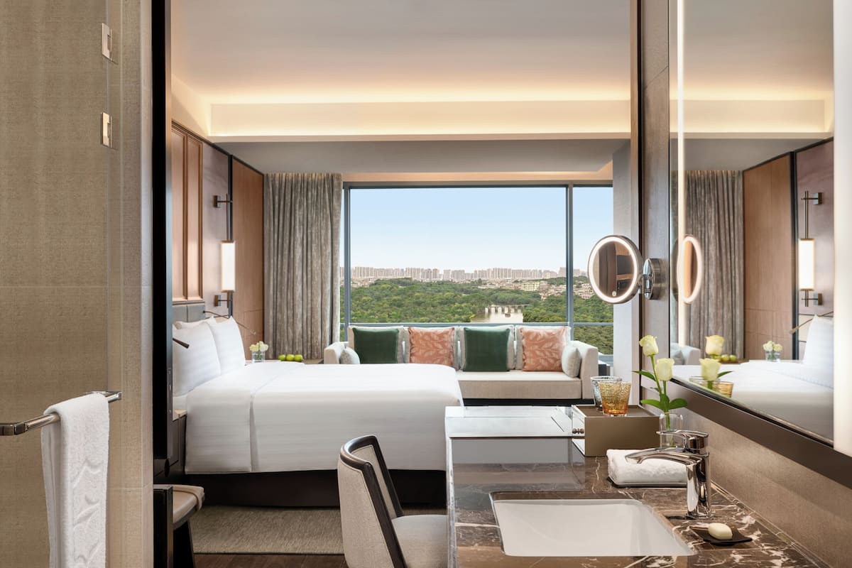 Premier kamer, 1 kingsize bed, uitzicht op rivier | Een minibar, een kluis op de kamer, individueel gemeubileerd, een bureau