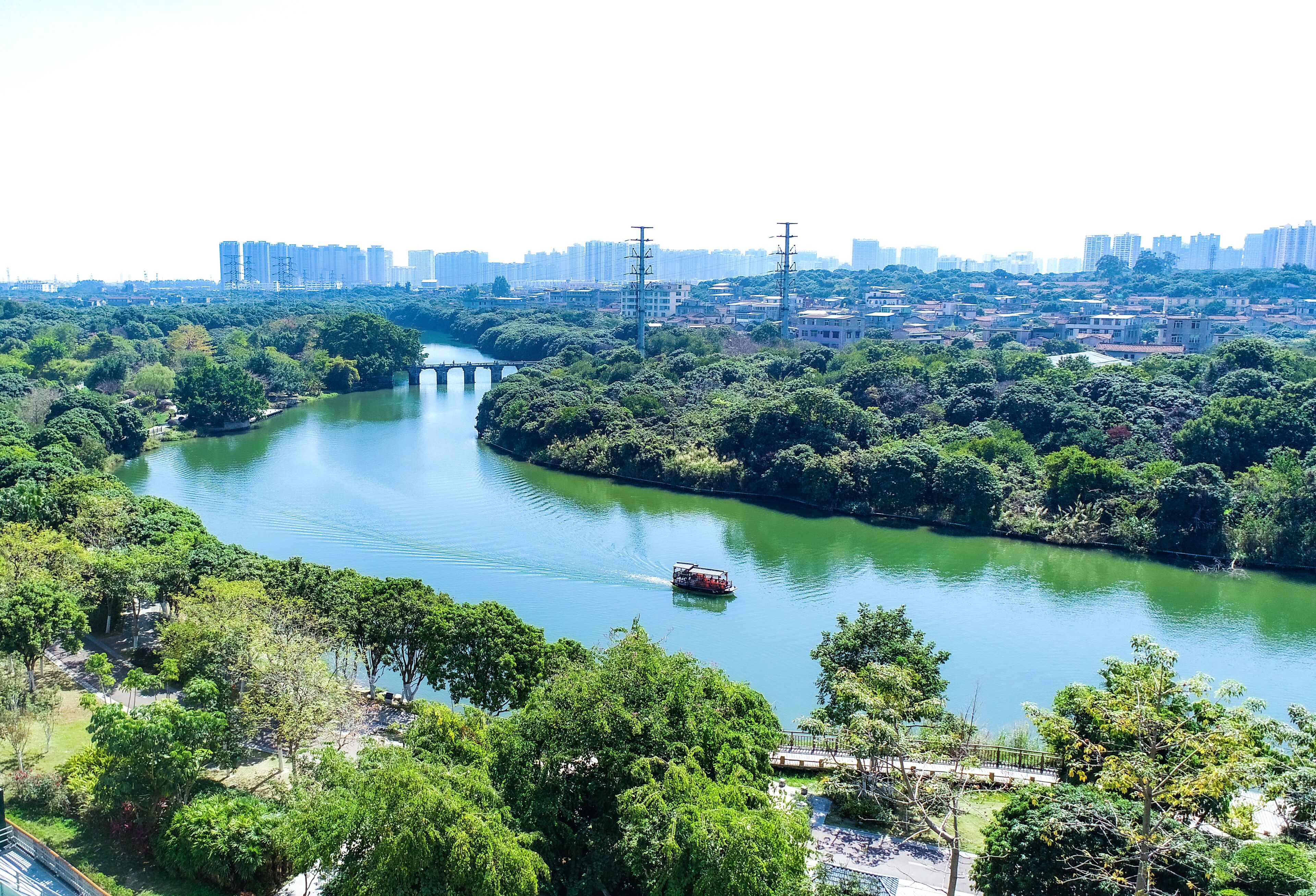 Un río con un puente y una barca.