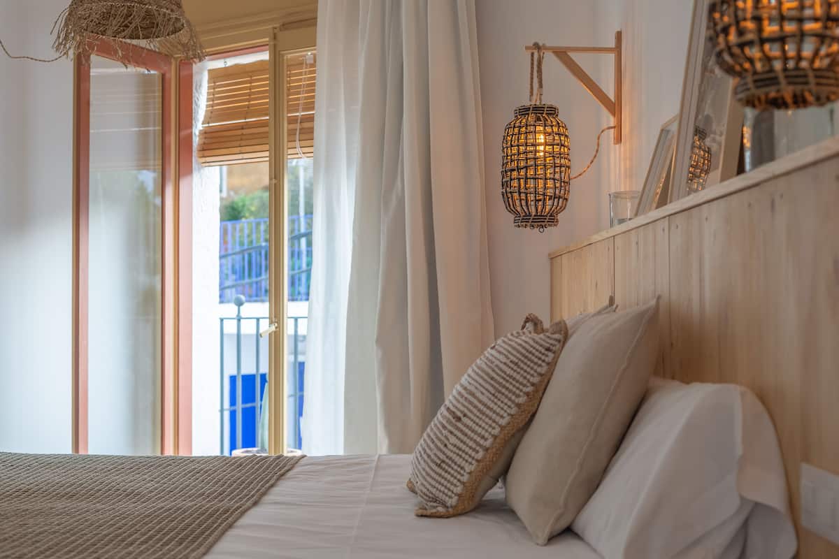Quarto casal, sacada, vista parcial para o mar | 1 quarto, cofres nos quartos, individualmente decorados