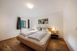 2 bedrooms, free WiFi, bed sheets - Apartment “Schlern Gfliererhof” with Mountain View, Wi-Fi, Garden & Balcony (Völs am Schlern)