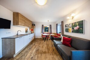 TV, ping pong - Apartment “Schlern Gfliererhof” with Mountain View, Wi-Fi, Garden & Balcony (Völs am Schlern)