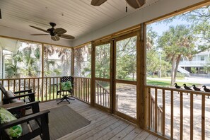 Terrace/patio - 1018 East Cooper! Cozy Cottage! Close to Beach access, Cornhole, Large Deck. Pet ok w/fee (Folly Beach)