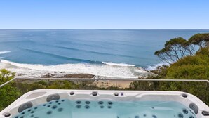 Ein Whirlpool mit Blick auf den Ozean und den Strand.