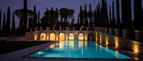 Piscina coperta, piscina stagionale all'aperto, ombrelloni da piscina