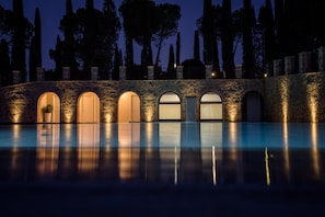 Piscina externa sazonal, funciona das 8h às 19h, guarda-sóis