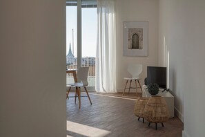 Grand appartement | Woonruimte | Een 32-inch flatscreentelevisie met digitale zenders en televisie
