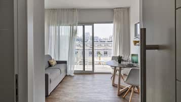 Apartamento urbano | Área de estar | TV de tela plana 32 polegadas com canais digitais, TV