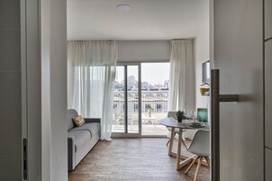 City appartement | Woonruimte | Een 32-inch flatscreentelevisie met digitale zenders en een televisie