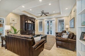 TV connectée, lecteur de DVD, baby-foot, table de tennis de table