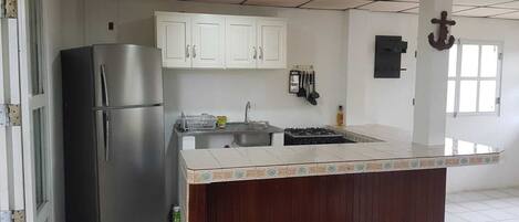 ثلاجة، فرن، غلّاية كهربائية، مستلزمات طهي/أطباق/أوعية