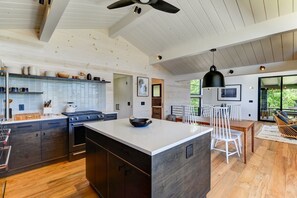 House, 2 Bedrooms | Private kitchen