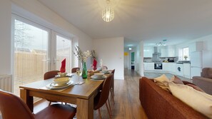 Apartamento, baño privado | Restaurante