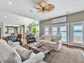 Televisio, takka, pöytäjalkapallopöytä