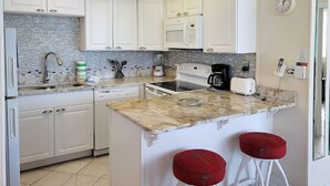 Cafetera y tetera, refrigerador, microondas y horno 