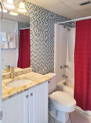 Duschwanne, Haartrockner, Handtücher