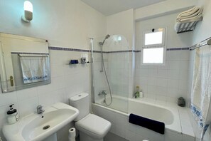 Douche, sèche-cheveux, serviettes fournies