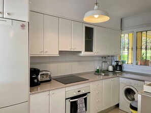 Køleskab, mikrobølgeovn, ovn, kogeplade