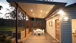 Outdoor dining - Scribbly Gum - Pet Friendly - 15 Mins Drive to Hyams Beach (Basin View)