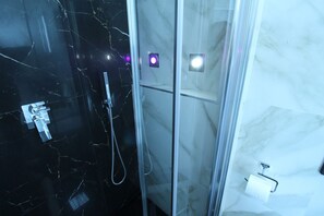 Casa, 3 quartos | Banheiro | Chuveiro, chuveiro com efeito de chuva, bidê 