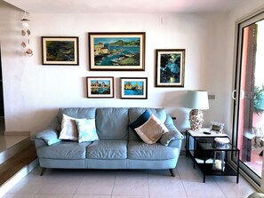 Apartment, 4 Schlafzimmer | Wohnbereich | Flachbildfernseher