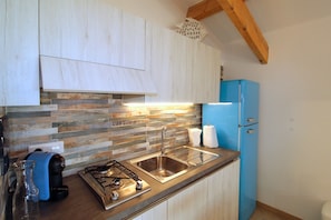 House, 3 Bedrooms | Private kitchen | Full-sized fridge, oven, stovetop, dishwasher
