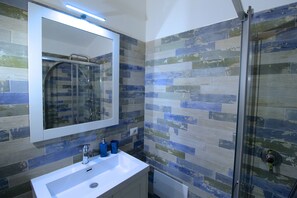 House, 3 Bedrooms | Bathroom | Shower, rainfall showerhead, bidet - Villa Iole (La Maddalena)