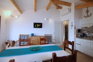 House, 3 Bedrooms | In-room dining