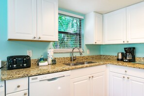 Fridge, microwave, oven, stovetop - A Getaway Retreat B 2/2 Pet Friendly (Bradenton Beach)