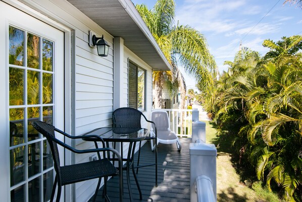 Outdoor dining - A Getaway Retreat B 2/2 Pet Friendly (Bradenton Beach)