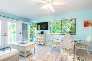 Living area - A Getaway Retreat B 2/2 Pet Friendly (Bradenton Beach)